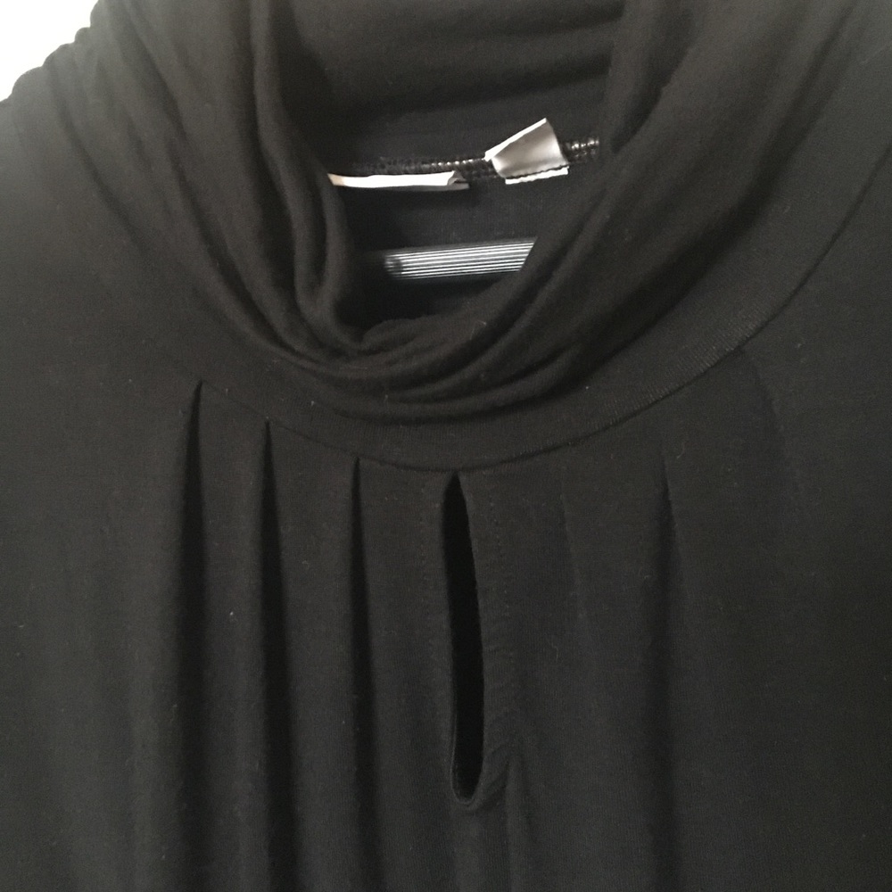 New York & Company. Black Key-hole turtle-neck. XL